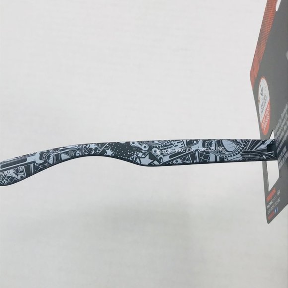 Mongoose Boys Black With Blue Mirror Lenses 100% UV Sunglasses New In Package - Picture 8 of 10